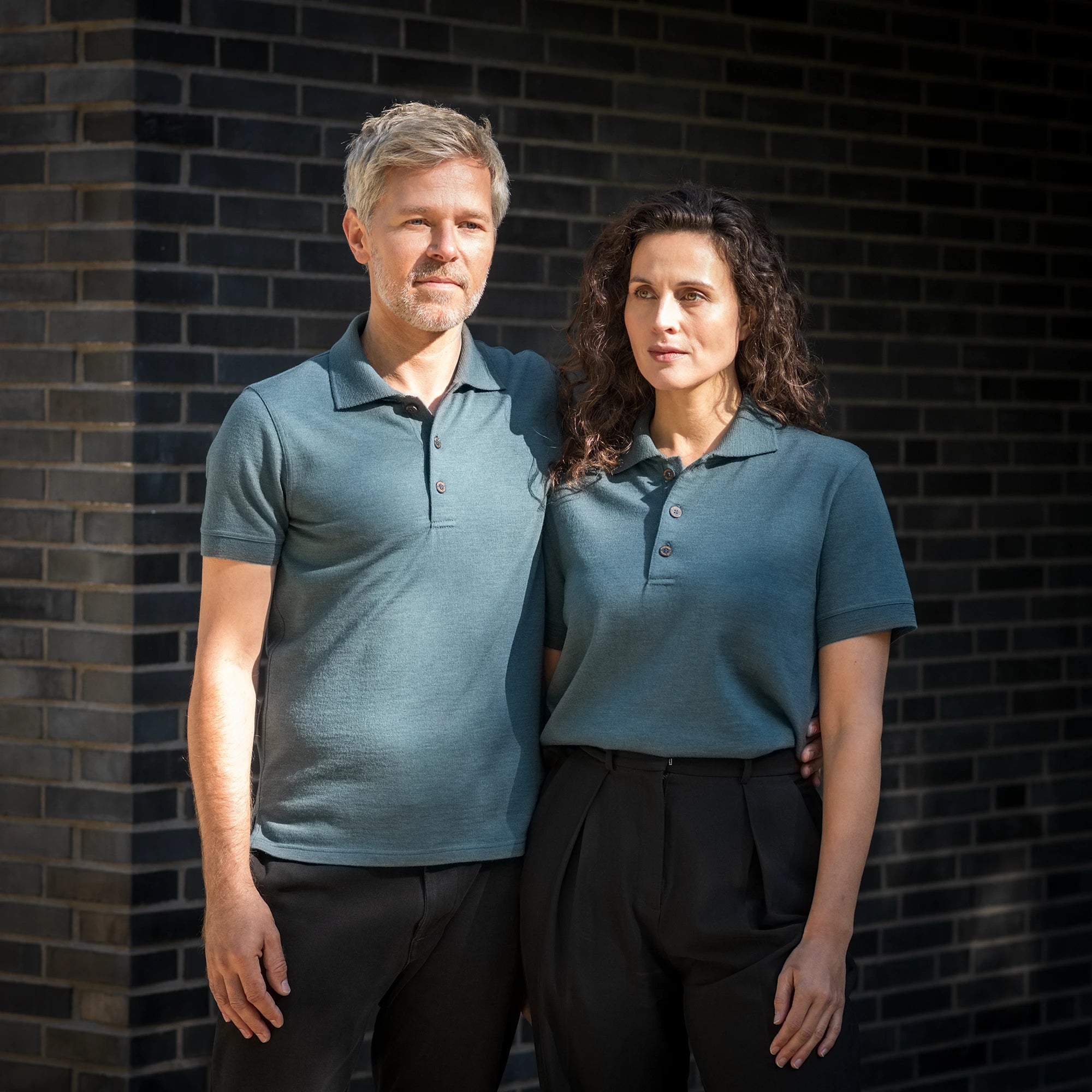 RYMHART Kurzarm-Poloshirt in Petrol – getragen von Mann und Frau